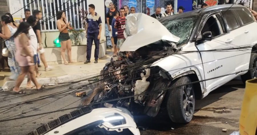 Carro desgovernado quase atropela crianças e provoca destruição no Centro de Estância