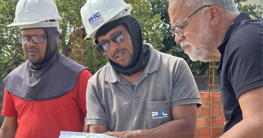 Vereador Artur do PT fiscaliza obra do Centro da Criança e do Adolescente