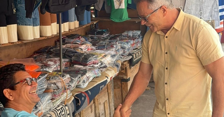 Vereador Zé da Paz visita Feira Livre e ouve demandas de comerciantes
