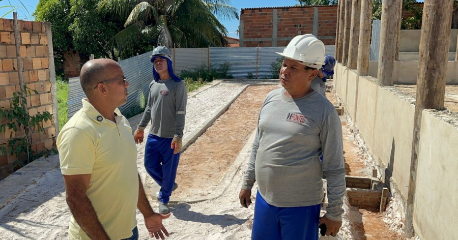 Vereador Jorginho da Praia fiscaliza obra da quadra e praça da Ribuleirinha