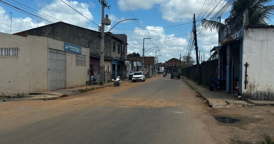 Sandro de Bibi solicita revitalização do asfalto da Avenida Camilo Calazans
